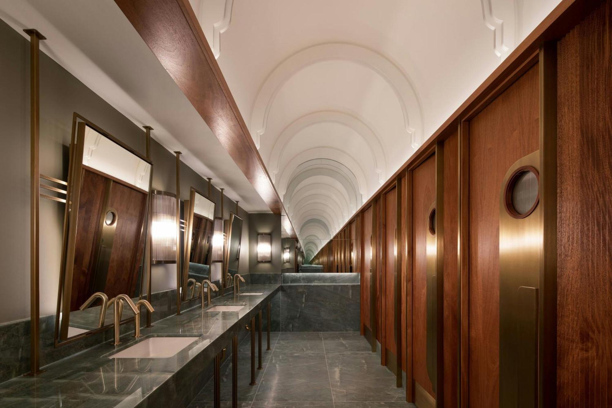 Honeyrose Hotel, Montreal, A Tribute Portfolio Hotel Luaran gambar The interior of the public lavatory at the station
