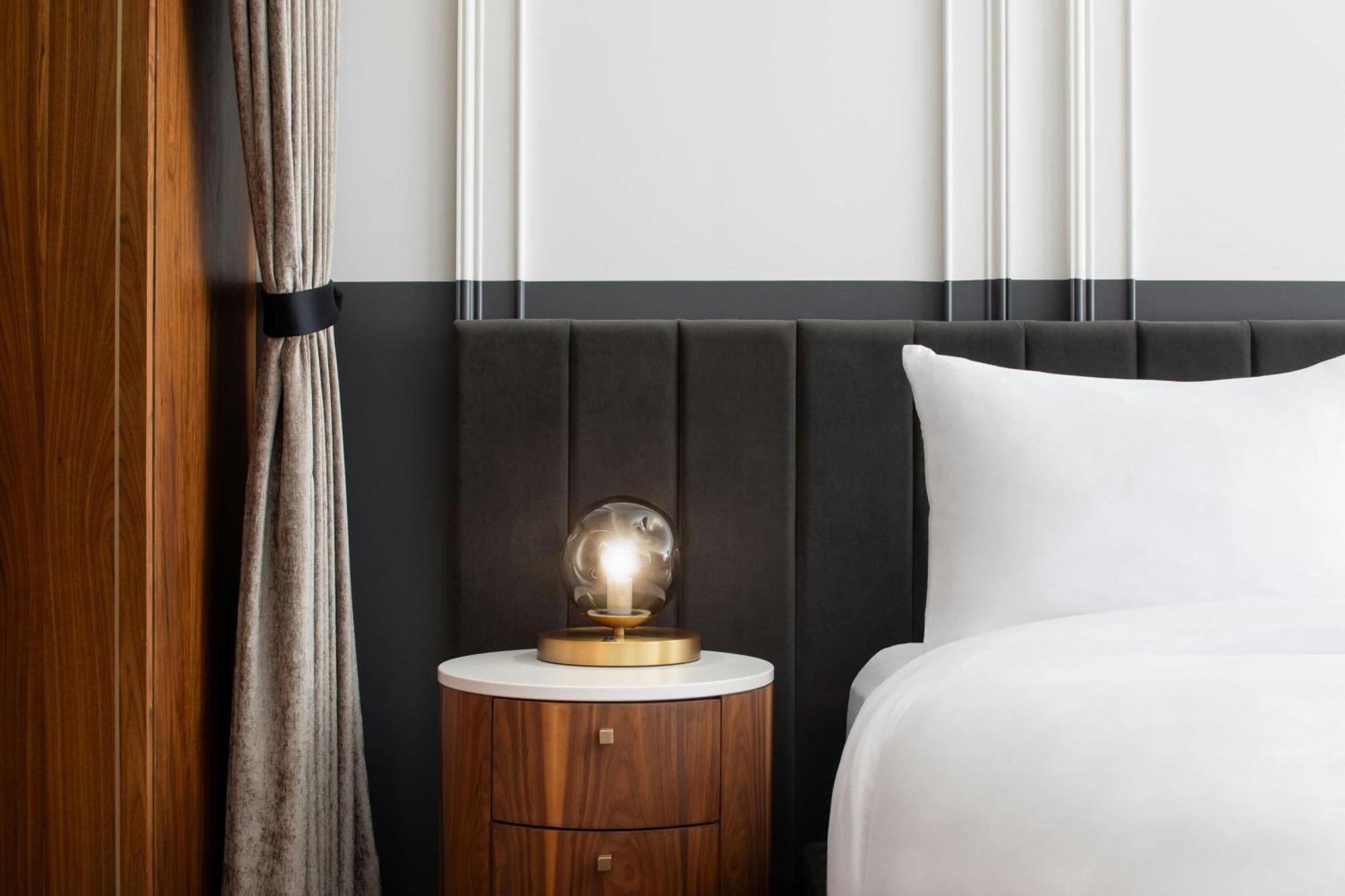 Honeyrose Hotel, Montreal, A Tribute Portfolio Hotel Luaran gambar A bedside table